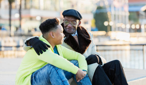 ragazzo afro-americano con bisnonno, parlando - grandfather adult affectionate little boys foto e immagini stock