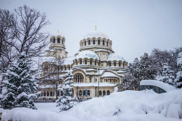 alexandre nevsky cathedral en hiver de sofia (bulgarie) avec de la neige - sofia photos et images de collection