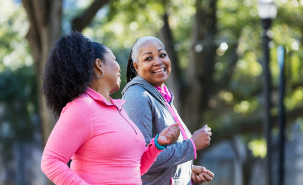 maduras mulheres afro-americanas na cidade, exercendo - friendship women two people exercising - fotografias e filmes do acervo