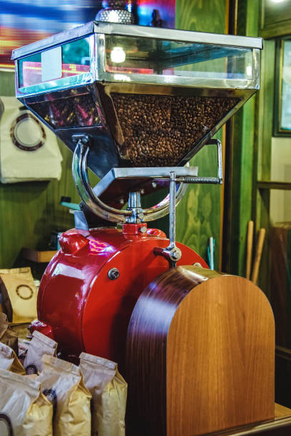 molinillos de café de estilo retros. - consumerism ground coffee packaging coffee fotografías e imágenes de stock