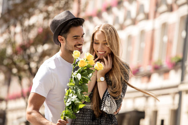 lindo casal com flores de namoro. - 13589 - fotografias e filmes do acervo