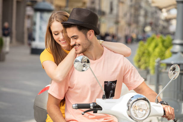 pareja de enamorados en un scooter. - 13603 fotografías e imágenes de stock