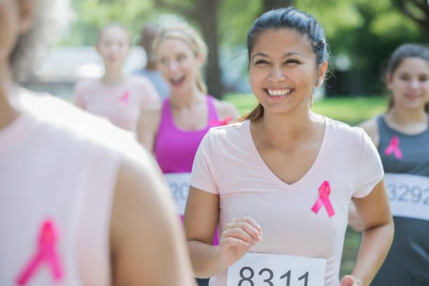 asian american sonrisas de mujer mientras marcha carrera de caridad en beneficio de la investigación de cáncer de mama - asian ethnicity philippines women beauty fotografías e imágenes de stock