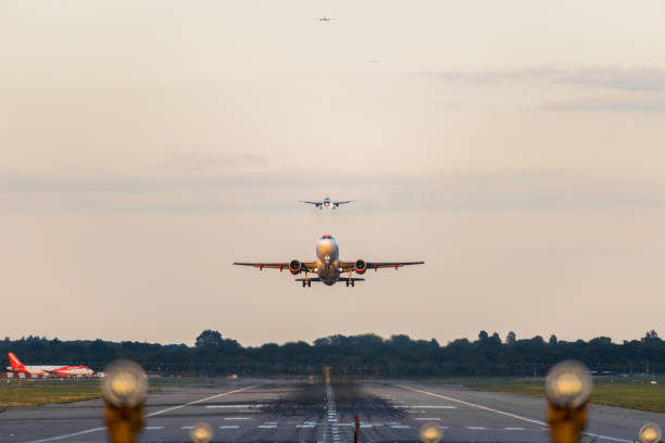 gatwick airport, england, uk – 13. september 2018: ansicht zieht direkt über den laufsteg als ein flugzeug easyjet airlines vom flughafen gatwick - abheben aktivität stock-fotos und bilder