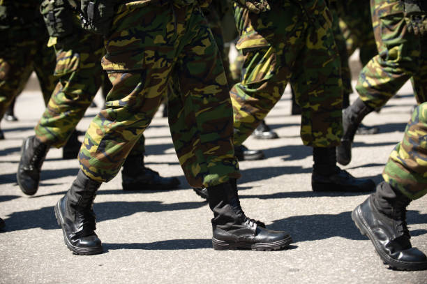 군사는 거리에서 행진. 다리와 신발 라인에 - parade marching military armed forces 뉴스 사진 이미지