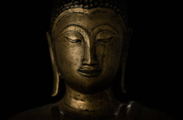 statua di buddha d'oro isolata su sfondo nero - buddha thailand spirituality wisdom foto e immagini stock