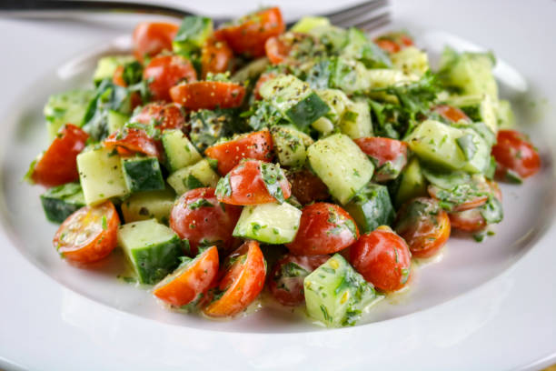 pepino, tomate e salada de erva com um molho vinagrete cremoso - lemon juice horizontal composition fruit - fotografias e filmes do acervo