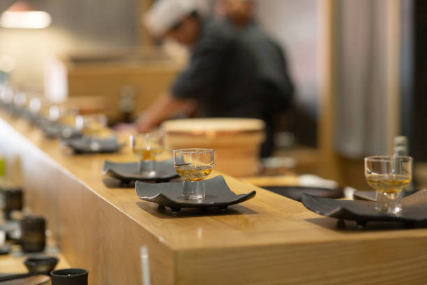 aperitivos de raiz de lótus em prato de cerâmico preto, omakase estilo japonês tradicional. - sushi japan restaurant food - fotografias e filmes do acervo