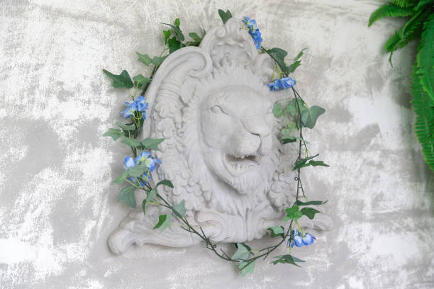 lion nouvelle chef statue sur mur de ciment avec ivy au studio. - stone statue animal imitation asia photos et images de collection