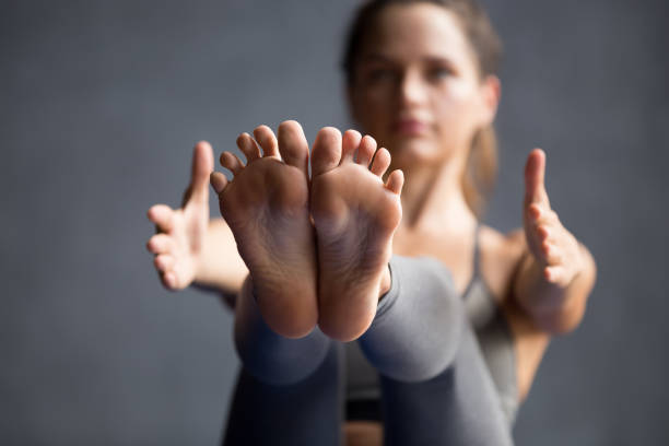 jovem mulher desportiva fazendo exercício paripurna navasana, close-up vista - bikram yoga pilates beautiful - fotografias e filmes do acervo