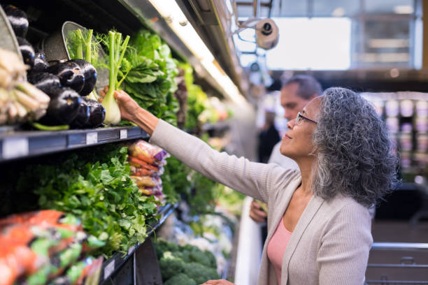 un couple de personnes âgées interracial va ensemble d’épicerie - supermarket groceries shopping healthy lifestyle photos et images de collection