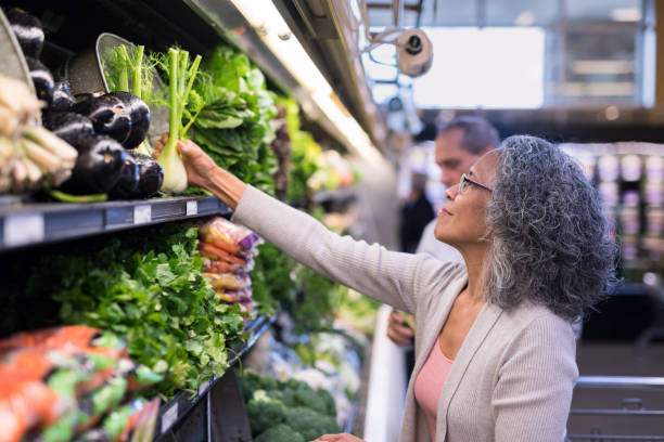 異人種間のシニア カップルが一緒に買い物に行く - supermarket groceries shopping healthy lifestyle ストックフォトと画像