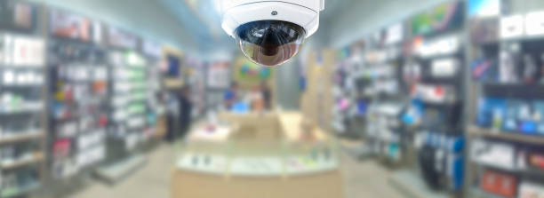 panorama bezpieczeństwa cctv z rozmytym tłem sklepu. - security camera dome security system security zdjęcia i obrazy z banku zdjęć