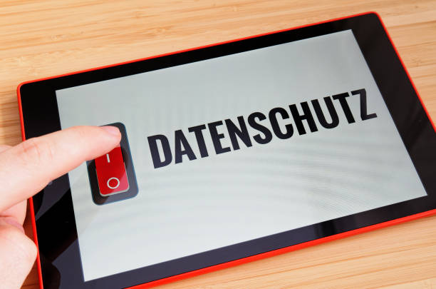 планшет с кнопкой в немецком datenschutz на английском языке конфиденциальности на - rule of third стоковые фото и изображения