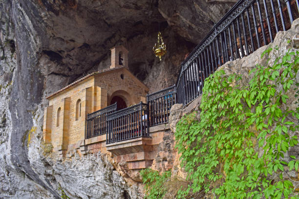 santa cueva de covadonga nelle asturie spagna - covadonga foto e immagini stock