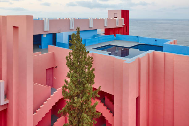 geometrische gebäudeentwurf. die rote wand, la manzanera. calpe - pink buildings stock-fotos und bilder