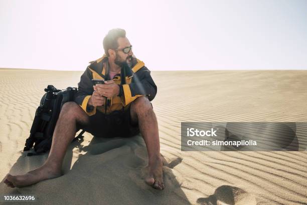 Einsame Kaukasischen Mittelalter Mann Reisen Barfuß In Der Wüste Mit Rucksack Und Telefon Und Stativ Zu Fotografieren Alternativ Reisenurlaubkonzept Genießen Freiheit Und Emotionen Und Spüren Die Wahre Natur Der Welt Stockfoto und mehr Bilder von Forschungsreisender