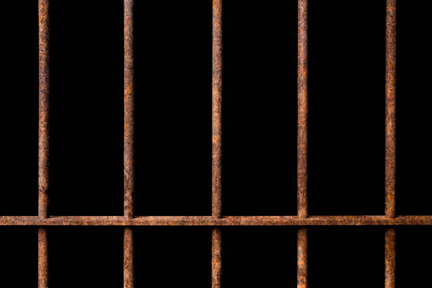 antigo presídio enferrujado bloqueio de célula barras de metal no fundo preto - old prison punishment dirty - fotografias e filmes do acervo