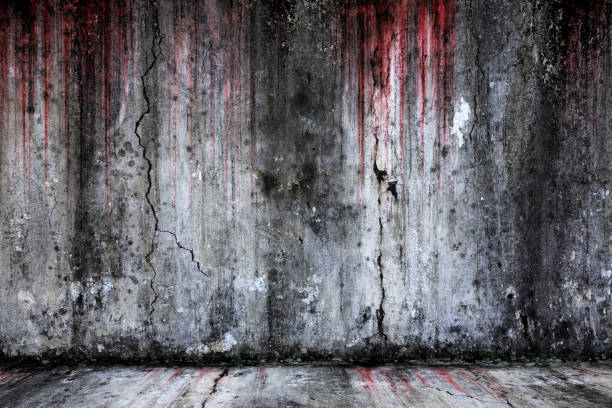 Assoalho e a parede de cimento velho assustador de fundo sangrento - foto de acervo