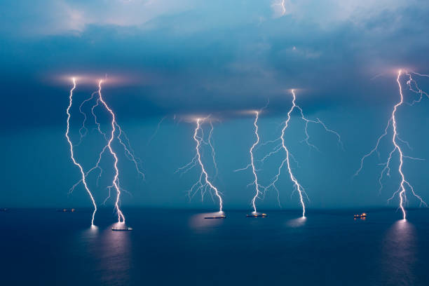 wiele błyskawic w morzu - ship storm thunderstorm water zdjęcia i obrazy z banku zdjęć