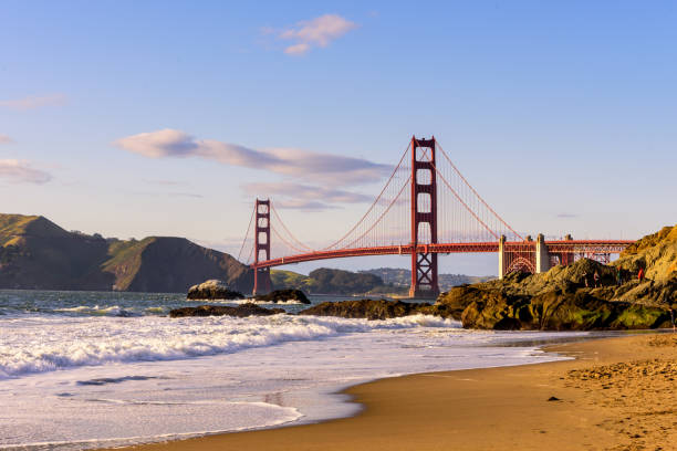 spiaggia marshall del golden gate bridge di san francisco al tramonto, california - golden gate bridge bridge san francisco county summer foto e immagini stock