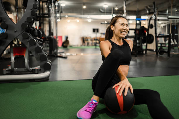 mujeres adultas medias trabajaban en al cruz gimnasio - body care asian ethnicity body building toughness fotografías e imágenes de stock