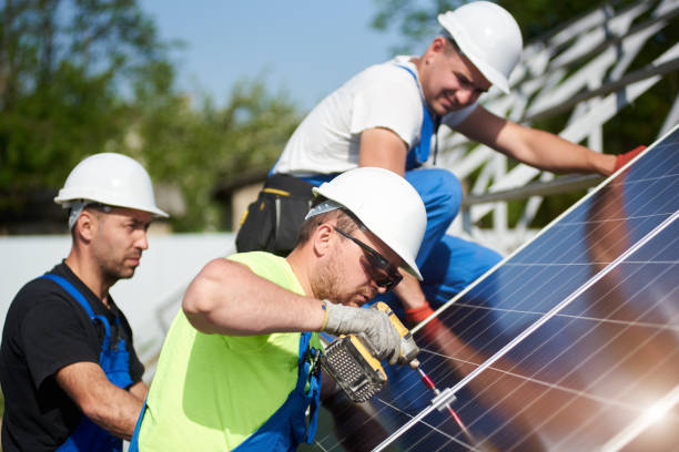 installazione autonoma del sistema di pannelli solari esterni, concetto di generazione di energia verde rinnovabile. - standalone foto e immagini stock