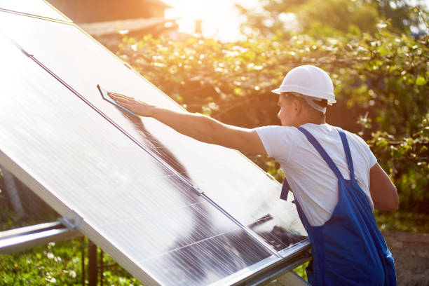 installazione autonoma del sistema di pannelli solari esterni, concetto di generazione di energia verde rinnovabile. - standalone foto e immagini stock