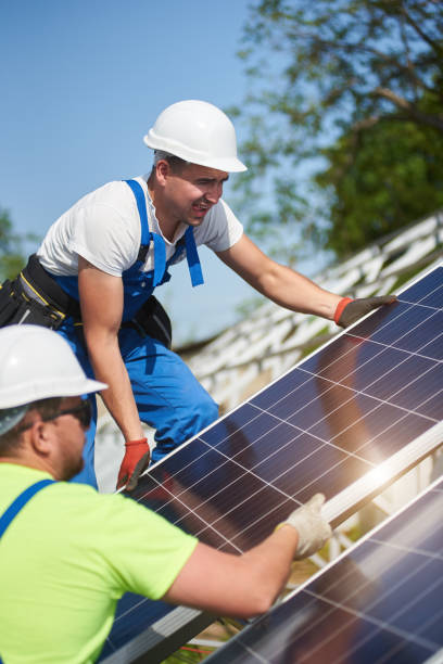 installazione autonoma del sistema di pannelli solari esterni, concetto di generazione di energia verde rinnovabile. - standalone foto e immagini stock