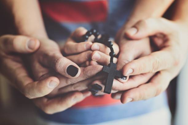 아이 함께 기도하는 어머니 - cross human hand family christianity 뉴스 사진 이미지