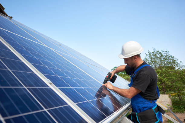 installazione autonoma del sistema di pannelli solari esterni, concetto di generazione di energia verde rinnovabile. - standalone foto e immagini stock