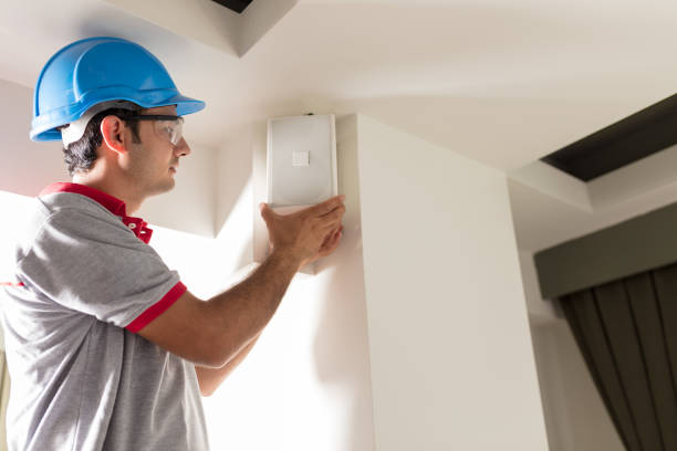 Worker installing speaker Electrician installing speaker surround sound stock pictures, royalty-free photos & images