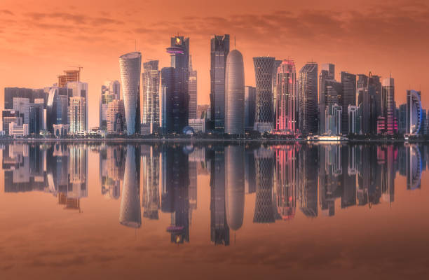 die skyline von west bay und stadtzentrum von doha, katar - museum of islamic art doha stock-fotos und bilder