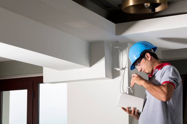 Worker installing speaker Electrician installing speaker surround sound stock pictures, royalty-free photos & images