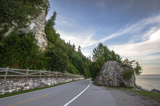 l'autostrada costiera m 185 di mackinaw island vieta l'automobile ed è accessibile solo in bicicletta e a piedi - straits of mackinac foto e immagini stock