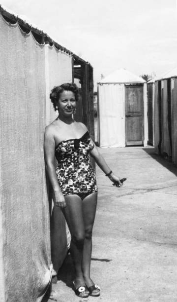 young woman wearing swimwear in 1960 - image created 1960s 1960s style beach women imagens e fotografias de stock