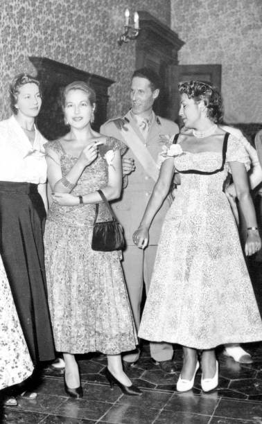 glückliche menschen auf einer party im jahr 1960 - party old fashioned glamour high society stock-fotos und bilder