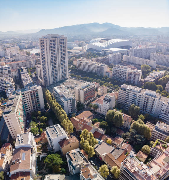 vista panorámica de la ciudad marsella sobre distritos y el famoso stade velodrome en fondo - velódromo fotografías e imágenes de stock