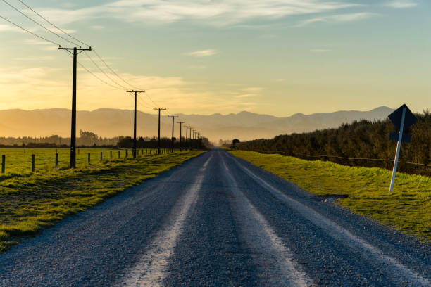 南アルプス、ニュージーランドへの道 - country road ストックフォトと画像