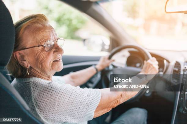 Mujer Mayor Detrás Del Volante Foto de stock y más banco de imágenes de Tercera edad - Tercera edad, Conducir, Coche