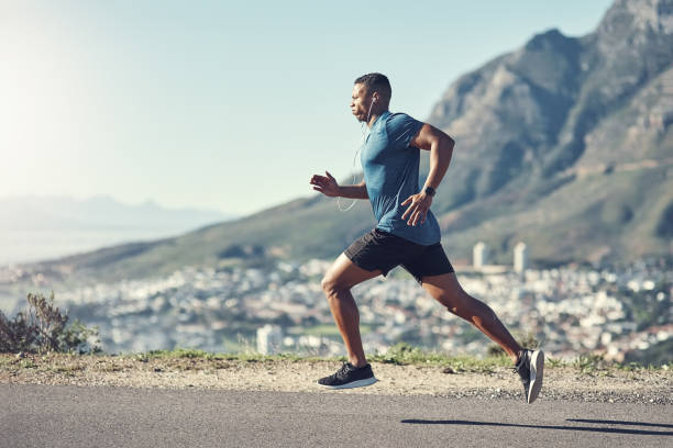 correre è uno dei modi migliori per rimanere in forma - african ethnicity exercising muscular build healthy lifestyle foto e immagini stock