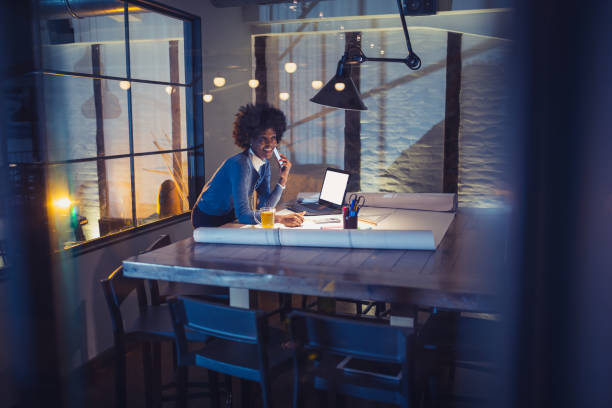 arquitecto joven afroamericana de la mujer trabajando en un proyecto. - built structure coffee blueprint engineering fotografías e imágenes de stock