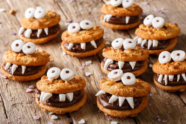 mostri dentati di biscotti da vicino per halloween. orizzontale - sweet food pastry snack baked foto e immagini stock