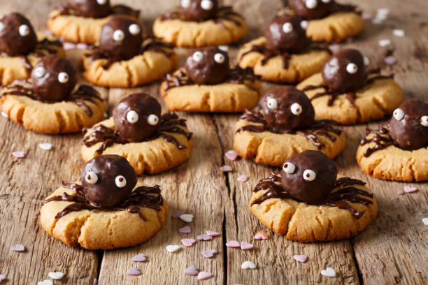 ハロウィン デザート: チョコレートくもクローズ アップとショートブレッド クッキー。水平の背景 - halloween food candy dessert ストックフォトと画像