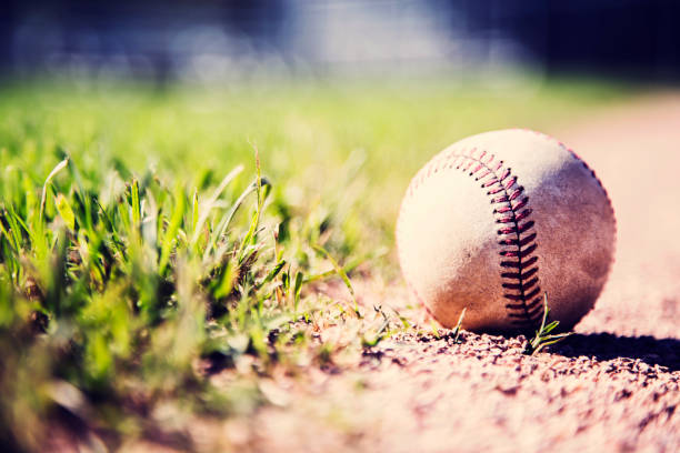 temporada de béisbol está aquí.  resistido la bola en campo. - baseball diamond fotos fotografías e imágenes de stock