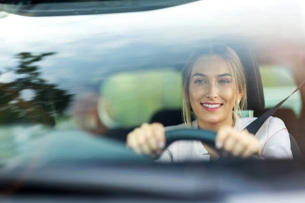 woman driving a car - conduzir imagens e fotografias de stock