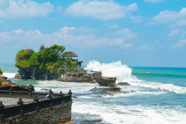 tanah lot hinduska pielgrzymka świątyni pura tanah lot - travel destinations bali tanah lot temple zdjęcia i obrazy z banku zdjęć