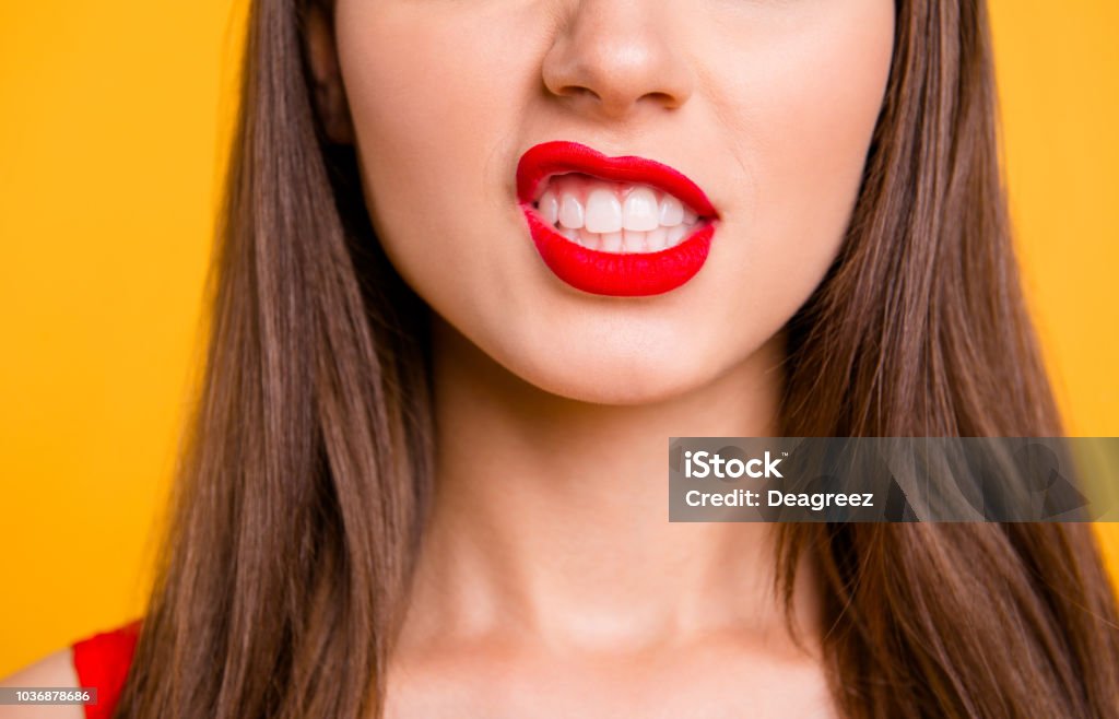 Schließen Sie beschnittenen Foto der großen natürlichen Lippen Brünette Haare auf lebhaften gelben Hintergrund isoliert - Lizenzfrei Lippen Stock-Foto