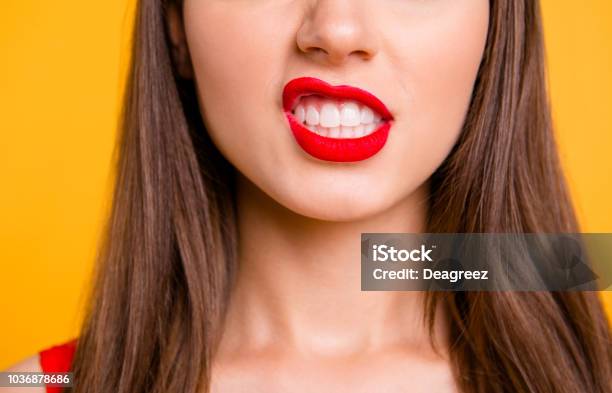 Schließen Sie Beschnittenen Foto Der Großen Natürlichen Lippen Brünette Haare Auf Lebhaften Gelben Hintergrund Isoliert Stockfoto und mehr Bilder von Lippen