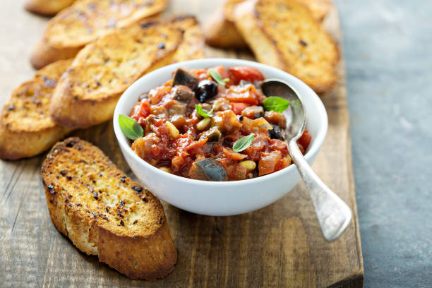 caponata de berenjena con pan de ajo - caponata fotografías e imágenes de stock
